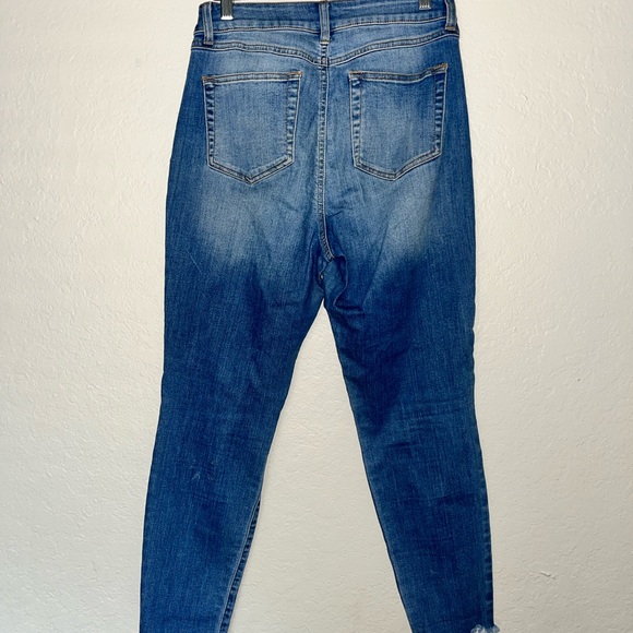 Rewash Juniors Faded mom high rise ripped jeans. Size 9/29 - Picture 4 of 5